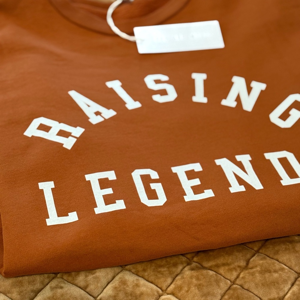 “RAISING LEGENDS” WMN’s CREWNECK SWEATSHIRT- NVR WRN